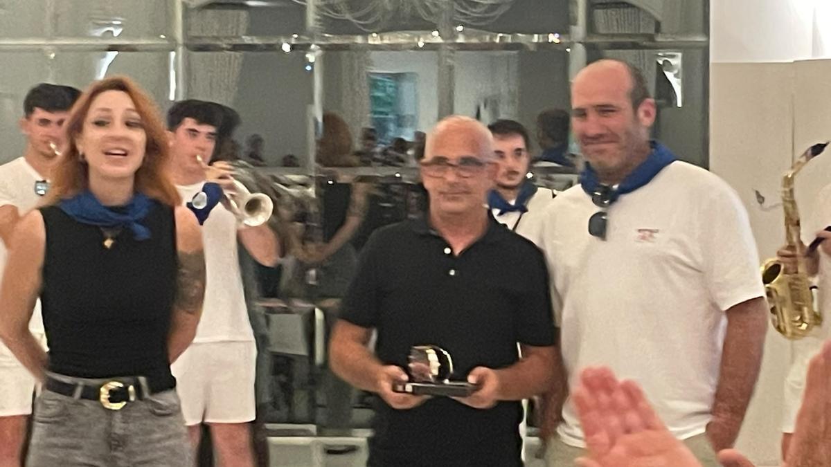 Entrega del premio El Bombo de la peña La Jarana a los trabajadores que instalan el vallado de los encierros de San Fermín