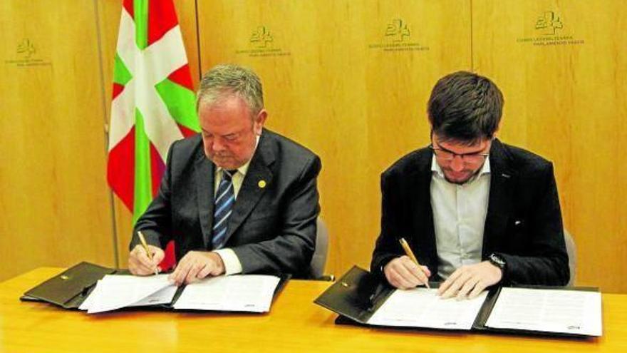 El consejero Pedro Azpiazu y Lander Martínez, en la firma del acuerdo.