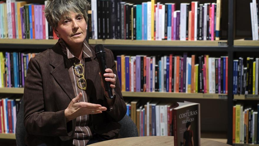 Eva Pezonaga Asiain: &quot;Esta novela es un homenaje a las mujeres que, como mi madre, tuvieron que obedecer y callar&quot;