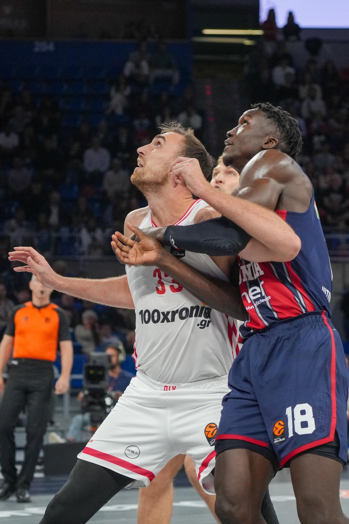 Todas las imágenes del Baskonia - Olympiacos en el Buesa Arena