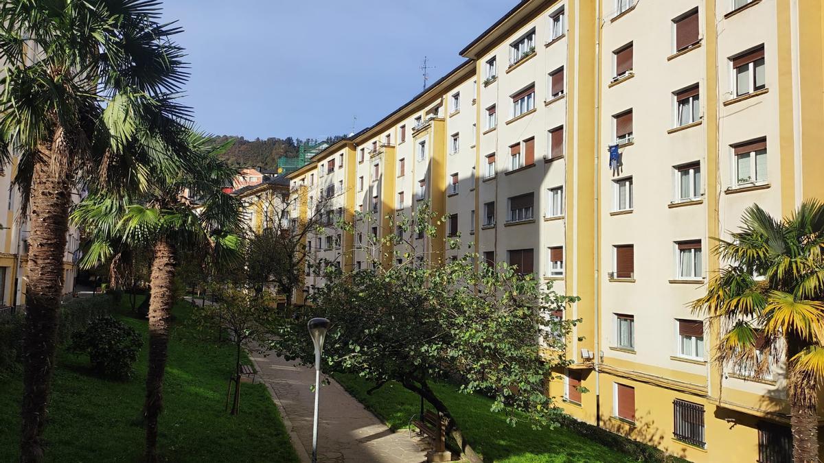 El espacio urbano de los Jardines de Argatxa se caracteriza por su paseo central y el papel prioritario de las zonas verdes.