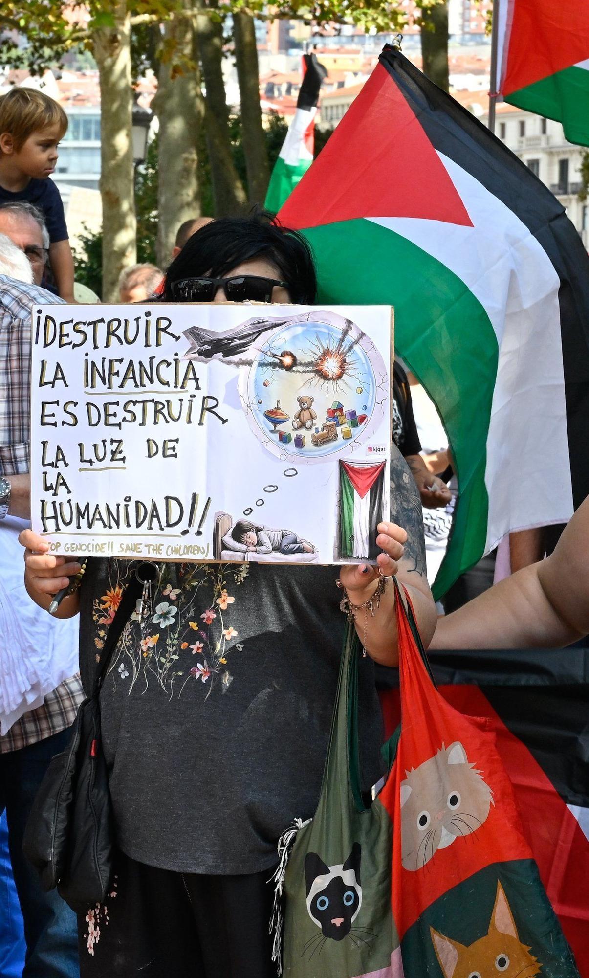 En imágenes: Más de 300 personas se concentran en El Arenal para denunciar el ataque terrestre sobre la ciudad de Gaza