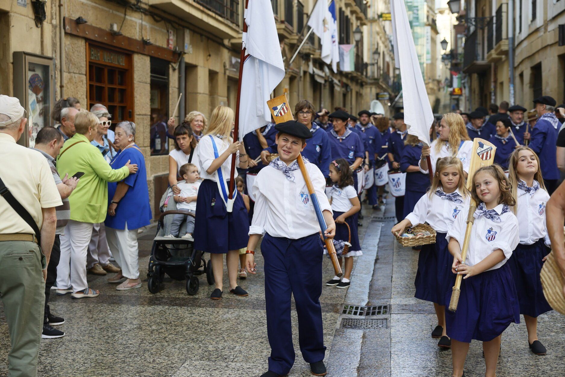 La tamborrada de San Ignacio de la sociedad Amaikak Bat desfila por la Parte Vieja