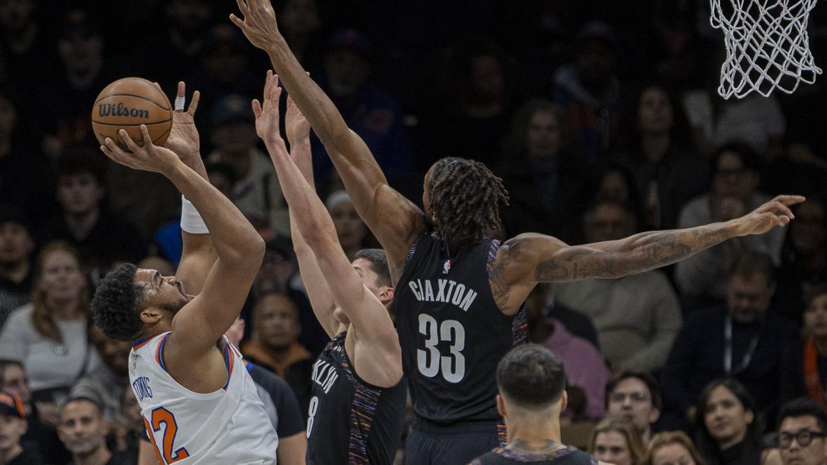 Karl-Anthony Towns trata de anotar para los New York Knicks.