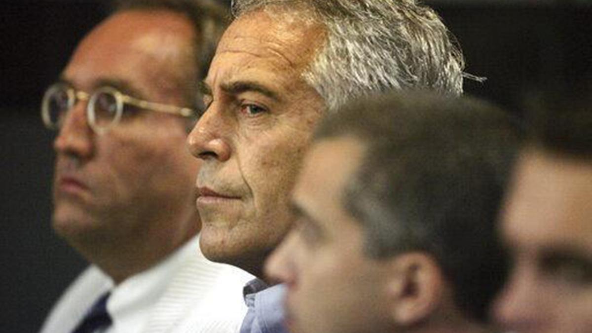  Epstein fue declarado culpable en 2008 de prostitución de menores y falleció en 2019 antes de enfrentar un juicio pendiente por nuevos cargos federales de tráfico sexual de menores.