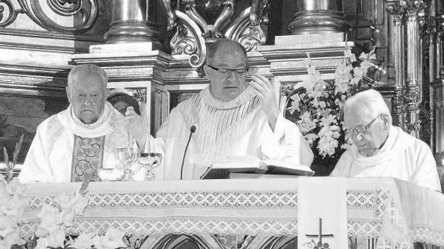 Josetxo Mendioroz, el párroco de Elizondo Javier Azpiroz y Miguel Larramendi.