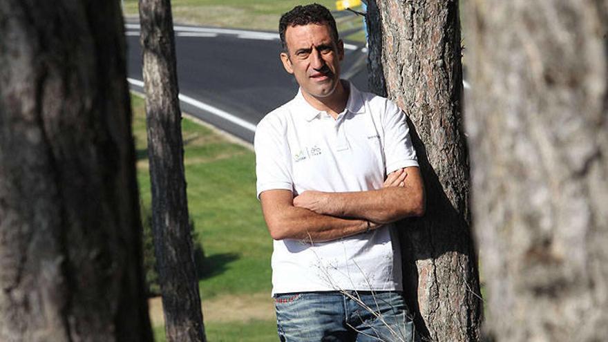García Acosta posando para una entrevista en un parque de Zizur.