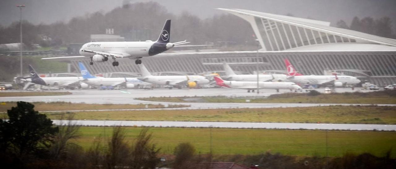 Cambio en los billetes de avión: la UE obligará a rebajar el precio a quienes viajen sin maleta de mano