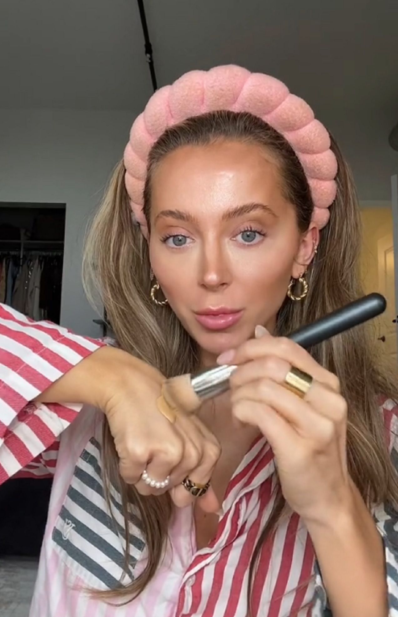 Momento de la aplicación de la base de maquillaje.