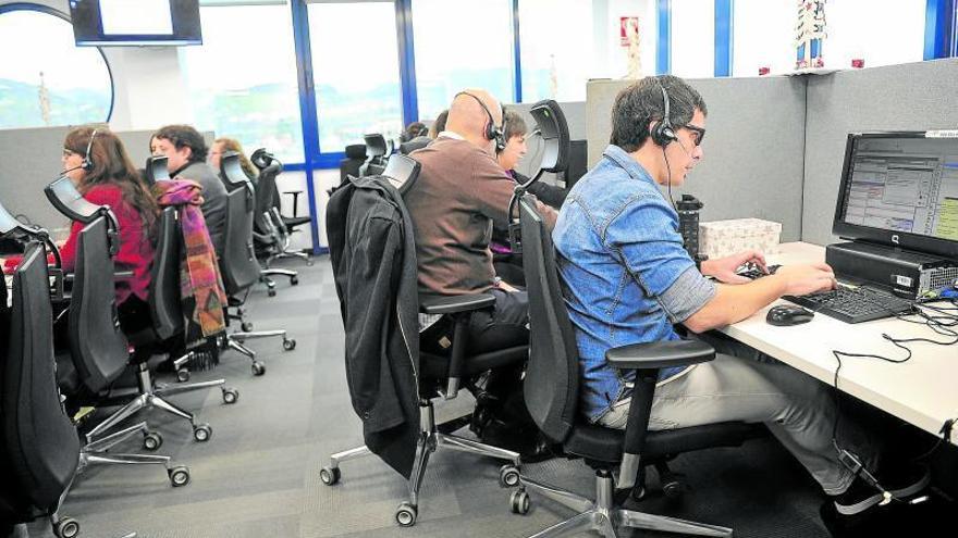 El personal del servicio de atención telemática a personas mayores de Euskadi, Beti On, continúa al otro lado del teléfono para quien los necesite. Foto: N.G.