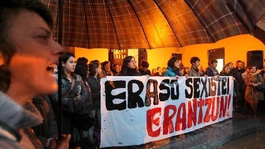 Concentración de condena celebrada el lunes en Getaria.