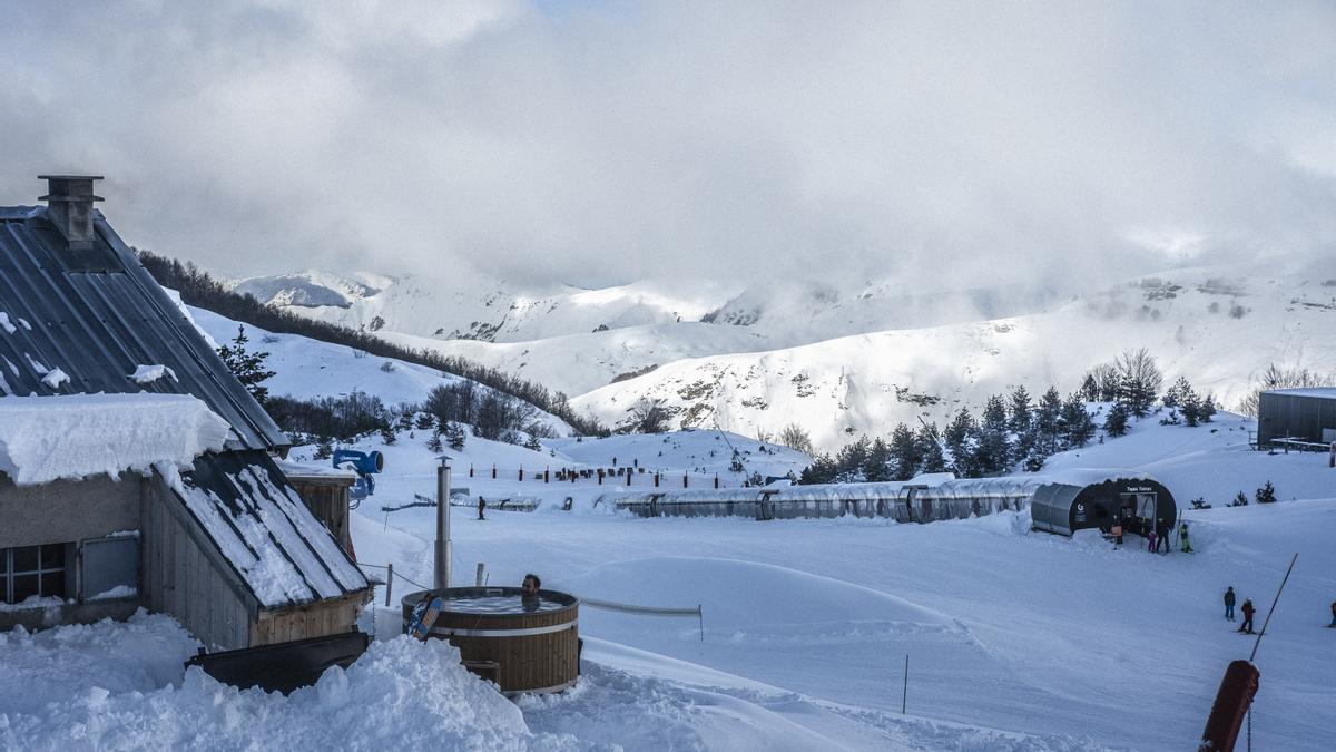 Zona de relax, con spa al aire libre, en Gourette.