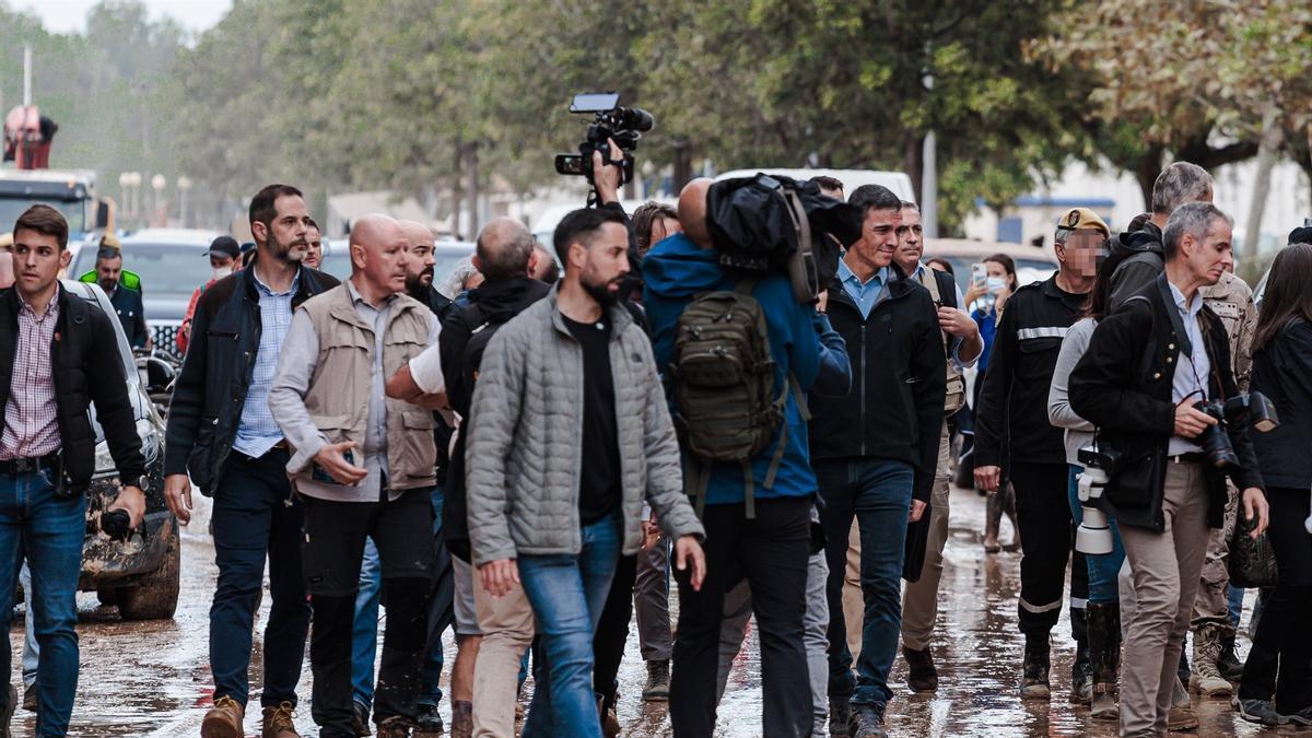 El presidente del Gobierno, Pedro Sánchez, durante su visita a una zona afectada por la DANA, a 3 de noviembre de 2024, en Paiporta.