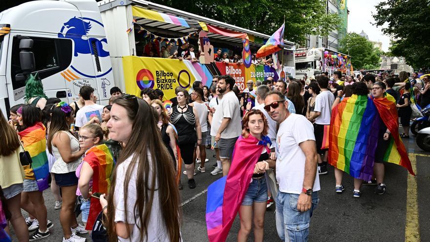 Miles de personas vuelven a tomar el centro de Bilbao con motivo del Orgullo