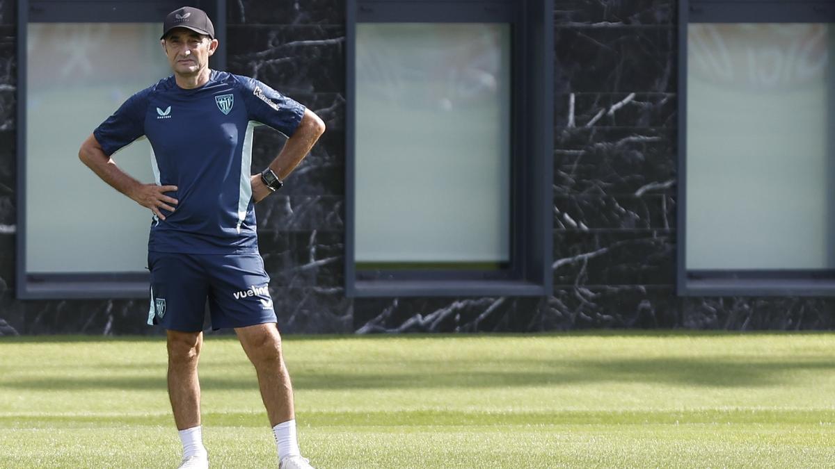 Ernesto Valverde, en un entrenamiento del Athletic en Lezama.