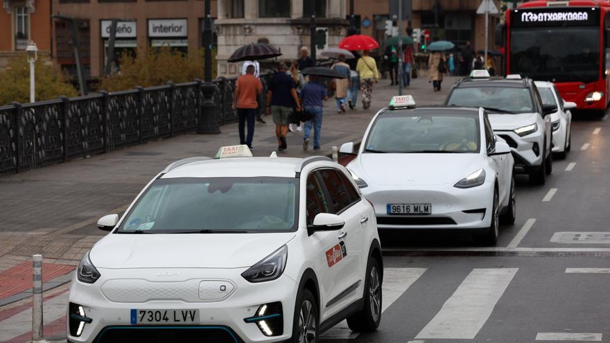 Los taxistas vascos se movilizarán este martes en Bilbao para denunciar la &quot;impunidad&quot; de las VTC