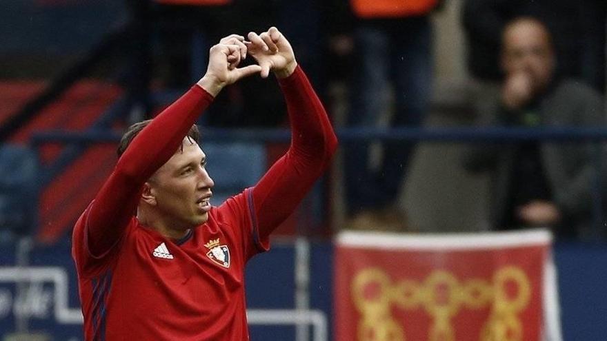 El jugador hispano-colombiano de Osasuna Jhon Steven celebra su gol marcado ante el Deportivo.