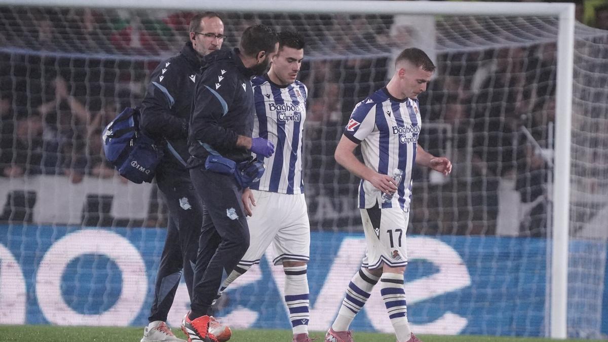 Barrenetxea se retira lesionado durante el derbi de este sábado.