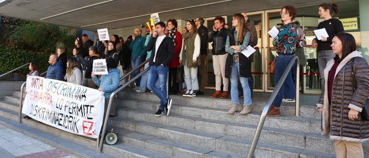 Trabajadores de INTIA se concentran para denunciar discriminación salarial