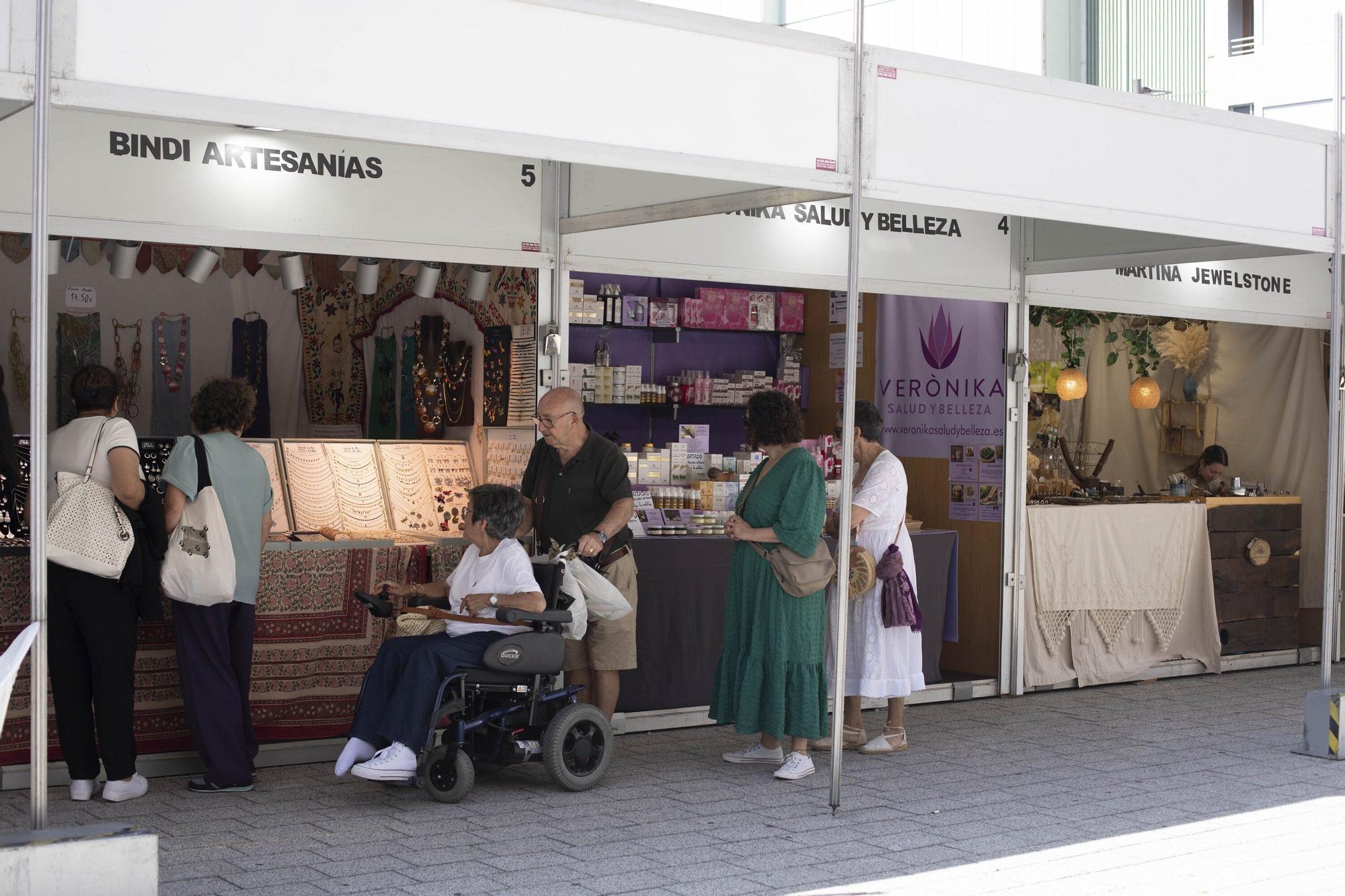 En imágenes: La plaza Santa Bárbara acoge la feria de La Blanca