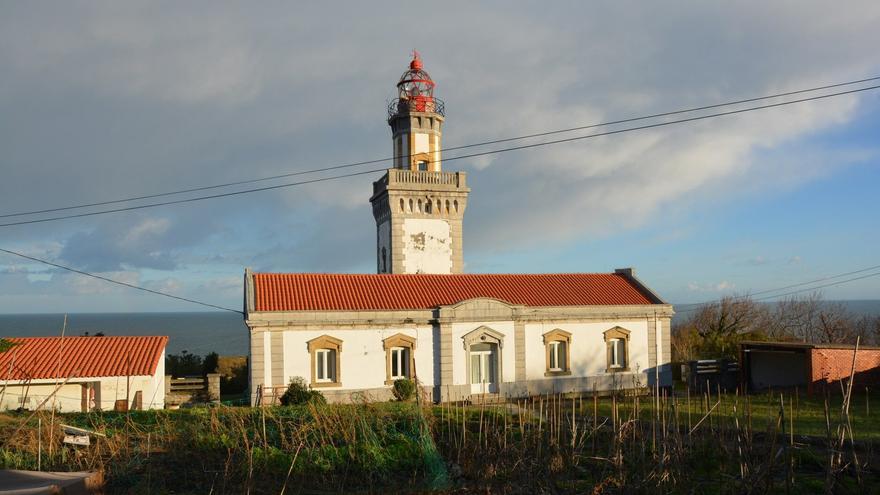 Cortada la carretera del faro en Hondarribia por un incendio