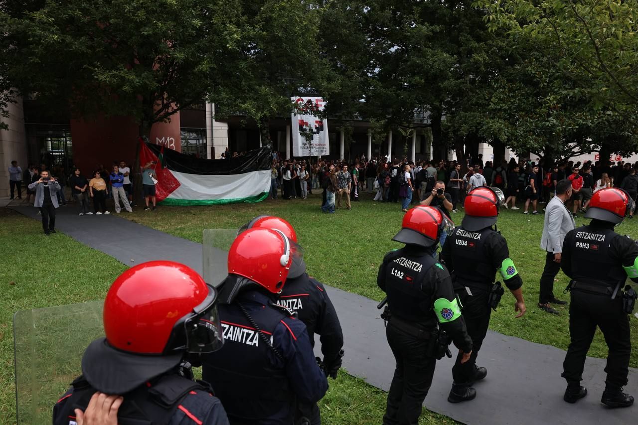 Momentos de tensión en la EHU por una protesta de jóvenes en favor de Palestina