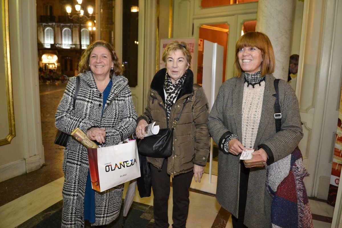 Begoña Mendoza, Maite Maruri y Yolanda Sánchez disfrutaron con la obra ‘Nunca he estado en Dublín’.