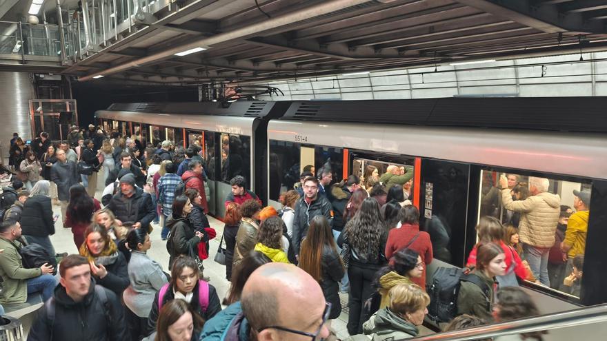 Metro Bilbao resuelve los problemas, pero se mantienen los retrasos