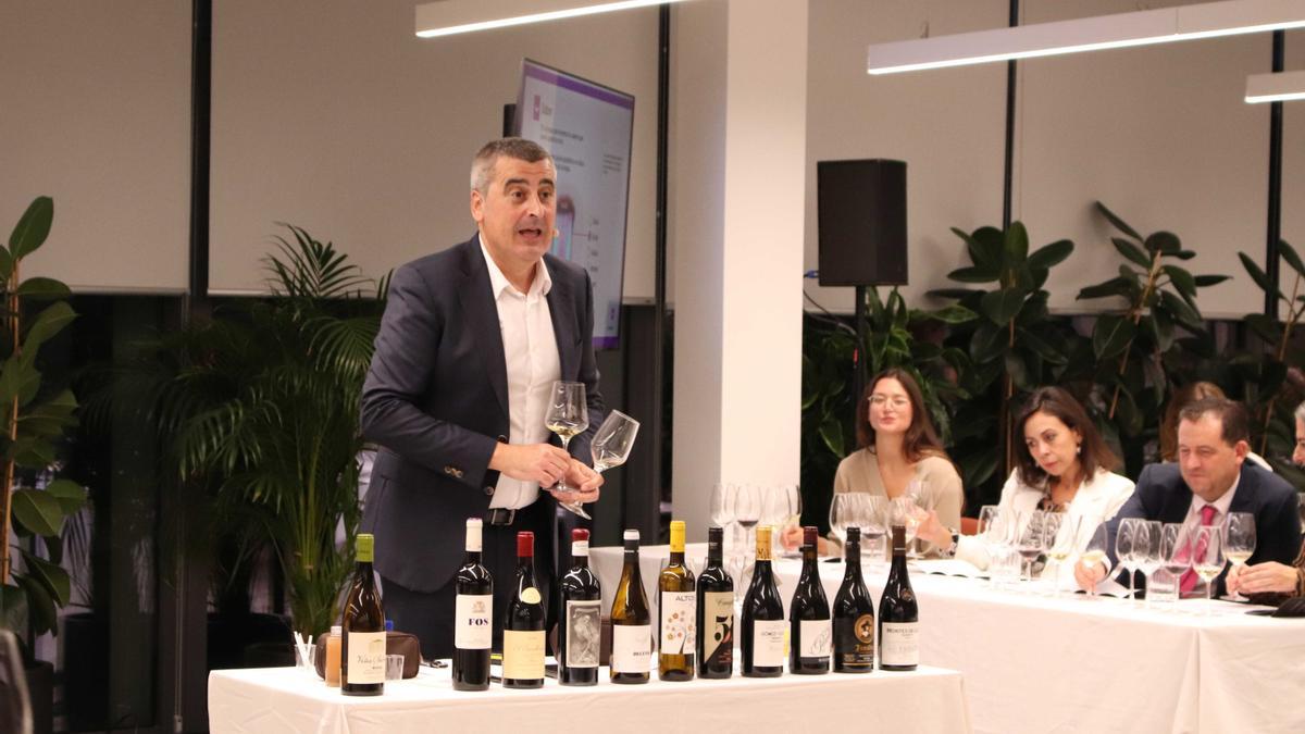 El enólogo Mikel Garaizabal durante uno de los encuentros en la sede de Kutxabank en Madrid