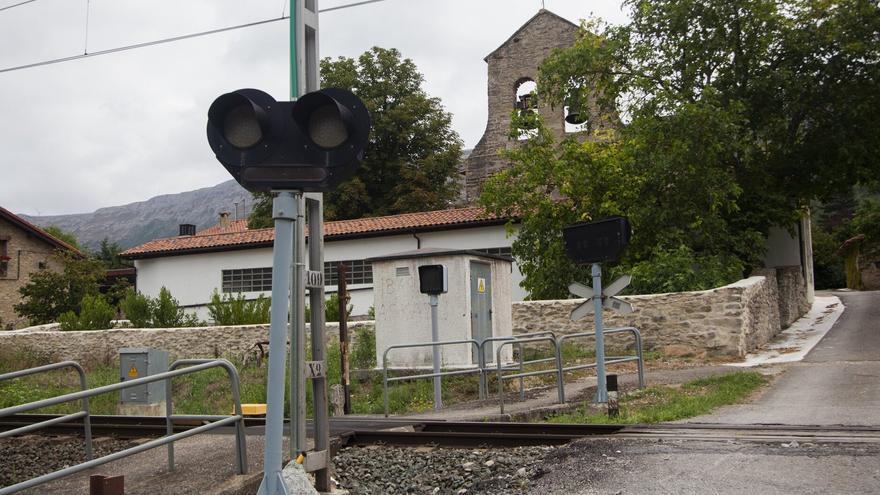 Fallece una persona tras ser arrollado su vehículo en un paso a nivel en Aprikano