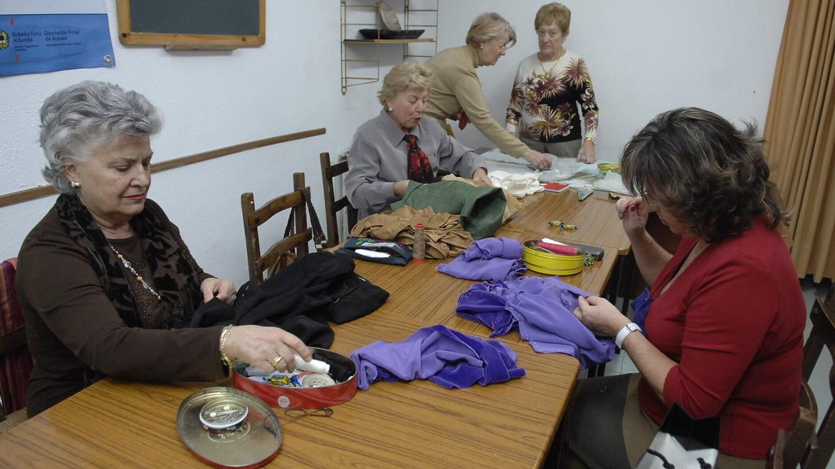 Asociación de Etxekoandres cosiendo.