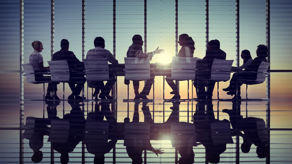 Un grupo de personas en una reunión de negocios.