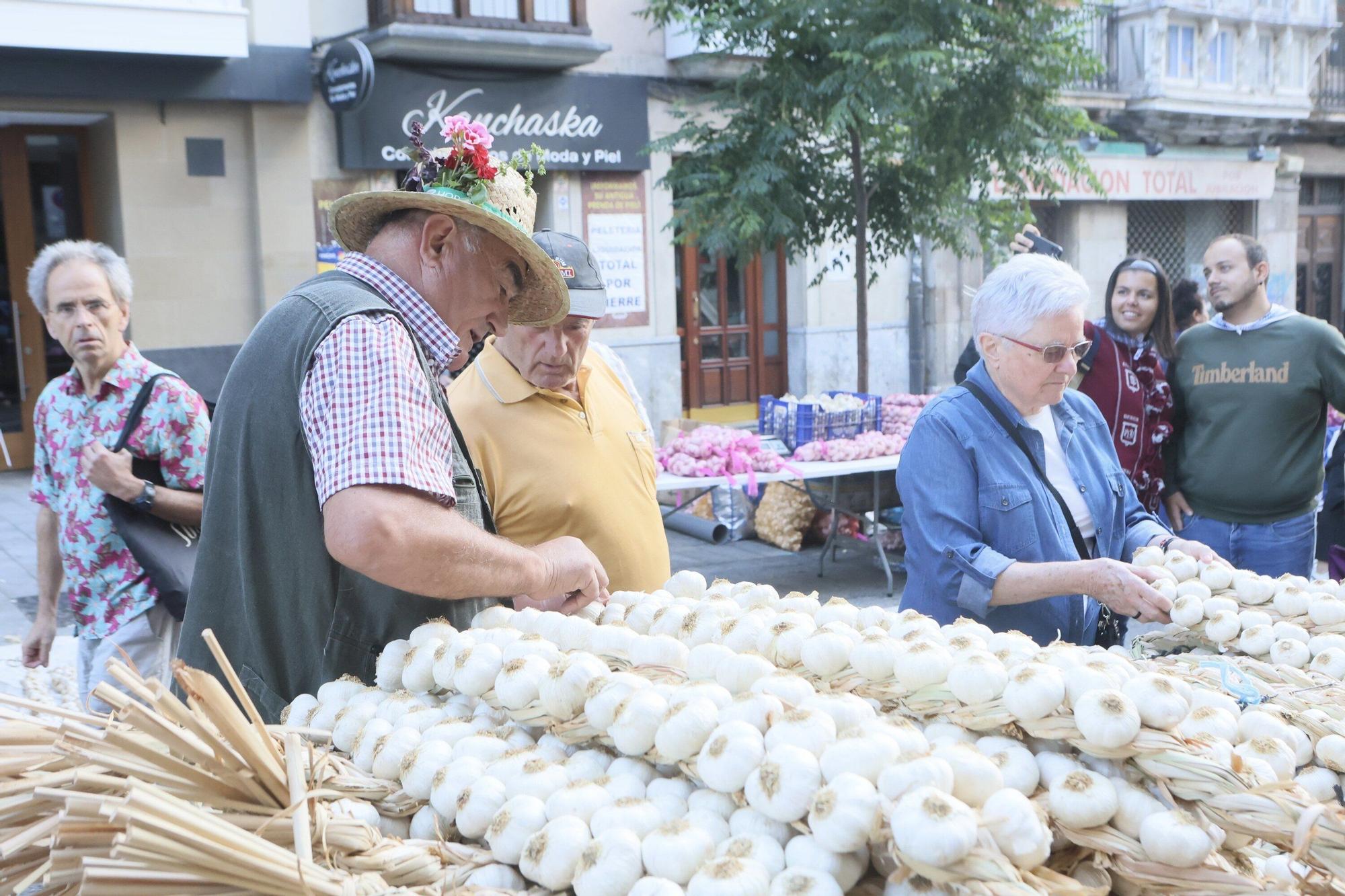 En imágenes: La feria de ajos atrae a los vitorianos un año más