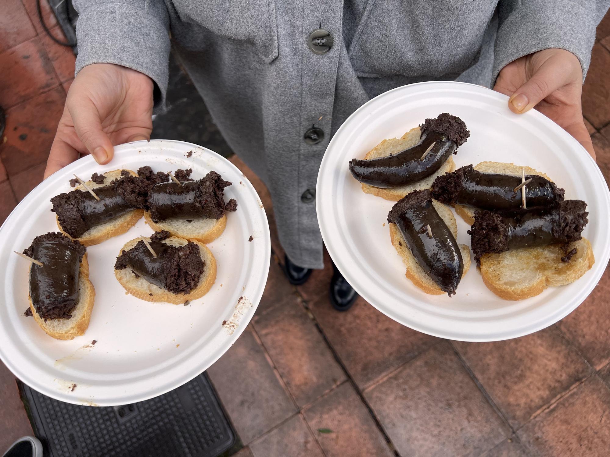 Pese a la lluvia, Beasain disfruta de su morcilla