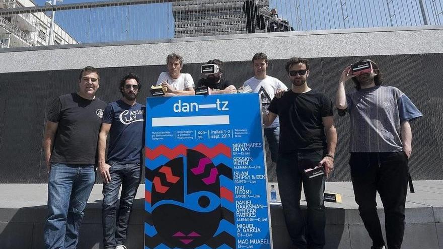 Organizadores del nuevo festival Dantz, ayer, en el exterior de Tabakalera.