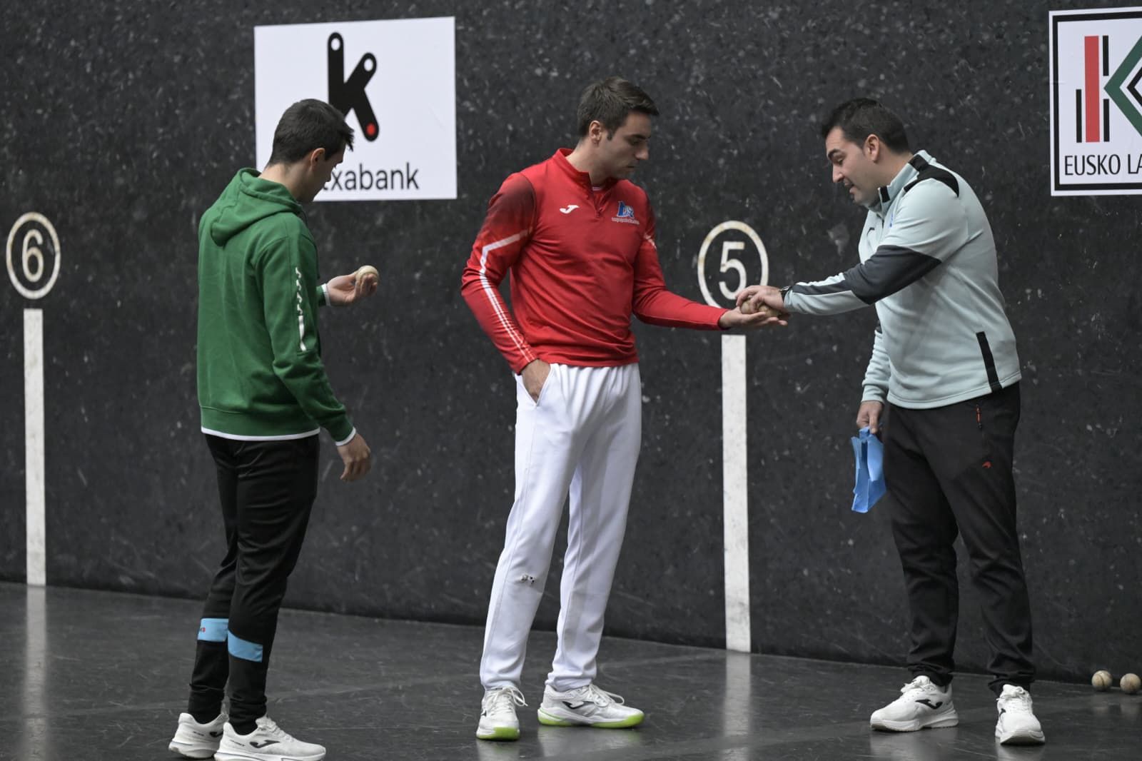 Peio Etxeberria (colorado) y Javier Zabala (azul) eligen material para la final del Cuatro y Medio.