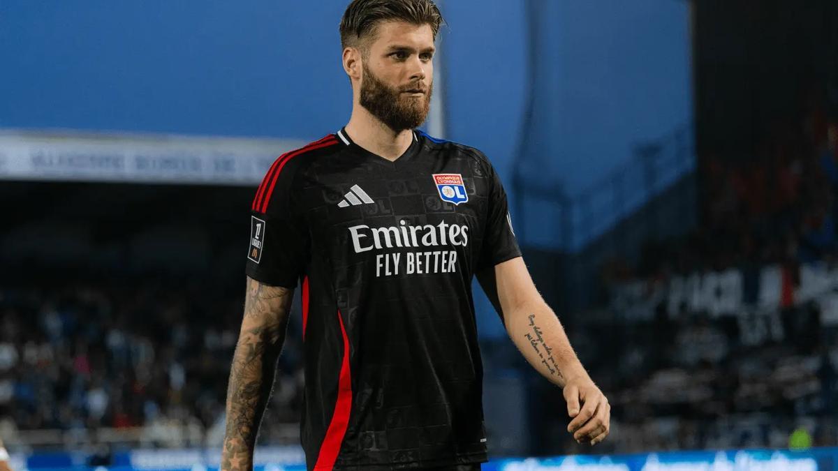 El jugador del Olympique de Lyon Duje Ćaleta Car.