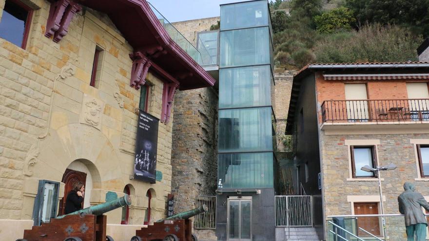 Las escaleras del Aquarium permanecerán cerradas el próximo lunes por el mantenimiento del ascensor