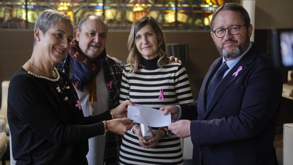 El sobre entregado durante el encuentro ha simbolizado el comienzo de la colaboración entre entidades.