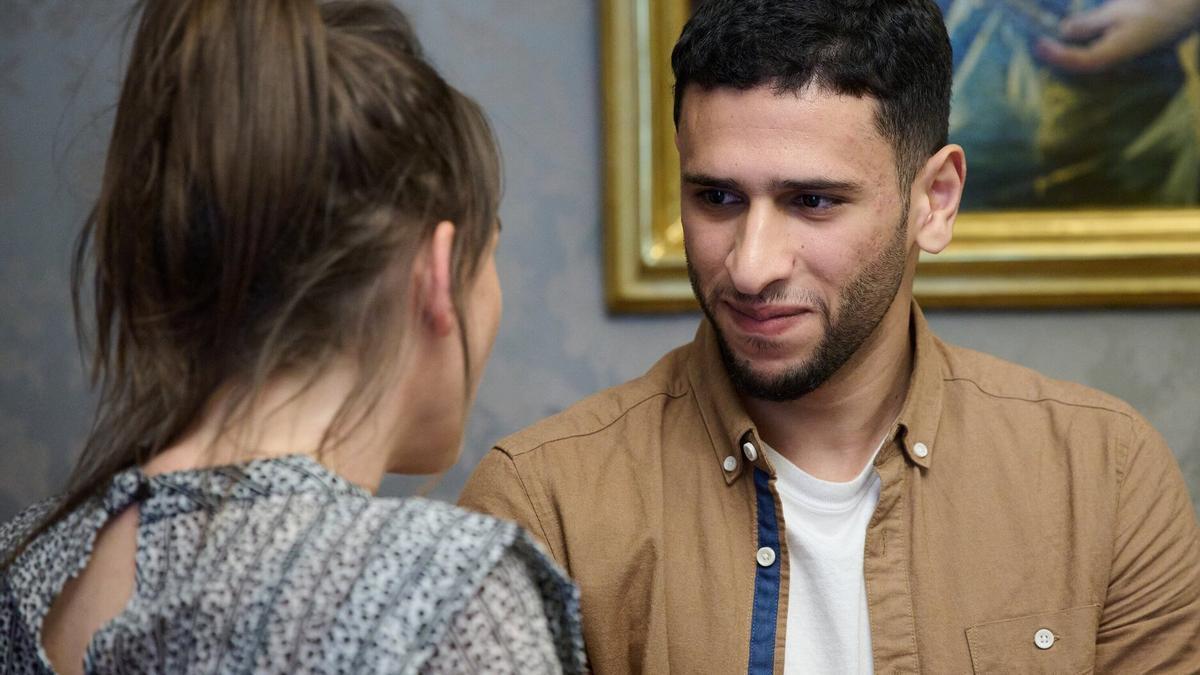 El estudiante de Elakarte, Mourad Mahroug, hablando con la consejera Alfaro, tras el acto.