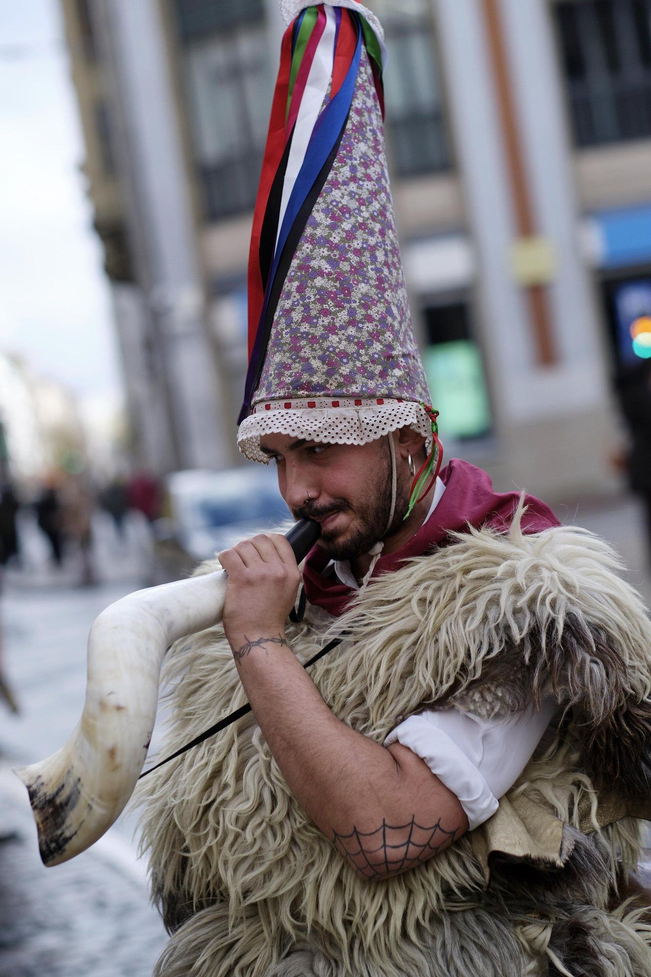 Fotos del homenaje a la estatua que corona el monumento que se erigió hace más de 100 años recordando la lucha popular en el Día de Navarra