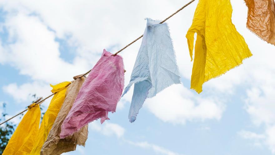 ¿Es malo secar la ropa al sol? Lo que debes saber para no estropear tus prendas