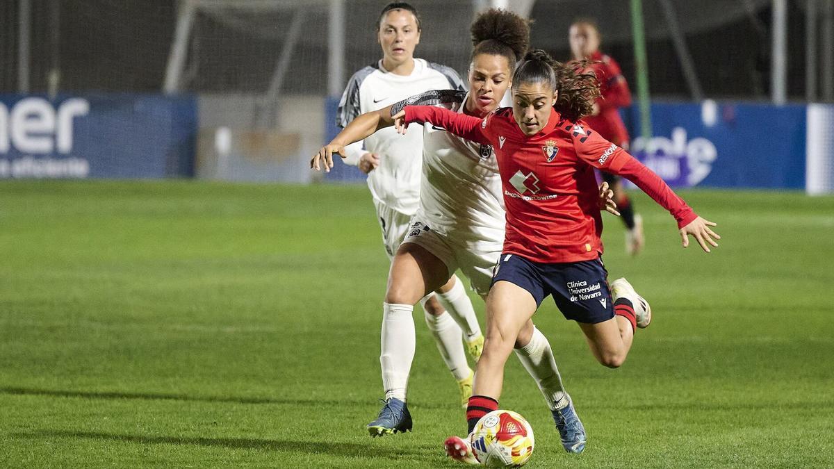 Marina Pérez conduce el balón ante la presión de su rival.