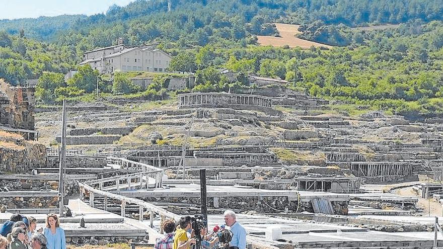 Paisajes y rincones emblemáticos de Álava que ofrecen una combinación de naturaleza, historia y cultura durante el verano, como Salinas de Añana y el Parque Natural de Izki, son dos ejemplos destacados de los rincones favoritos de los alaveses y turistas, entre otros.