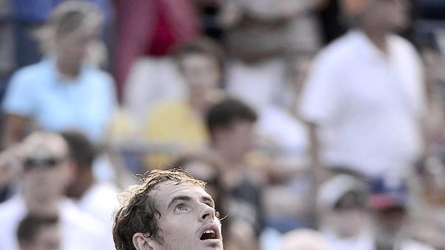 Federer y Murray comienzan lucha por el título con triunfos fáciles