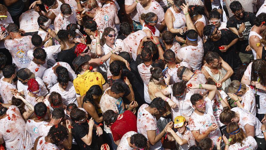 La Tomatina vuelve a llenar de rojo las calles de Buñol en un año &quot;complicado&quot;