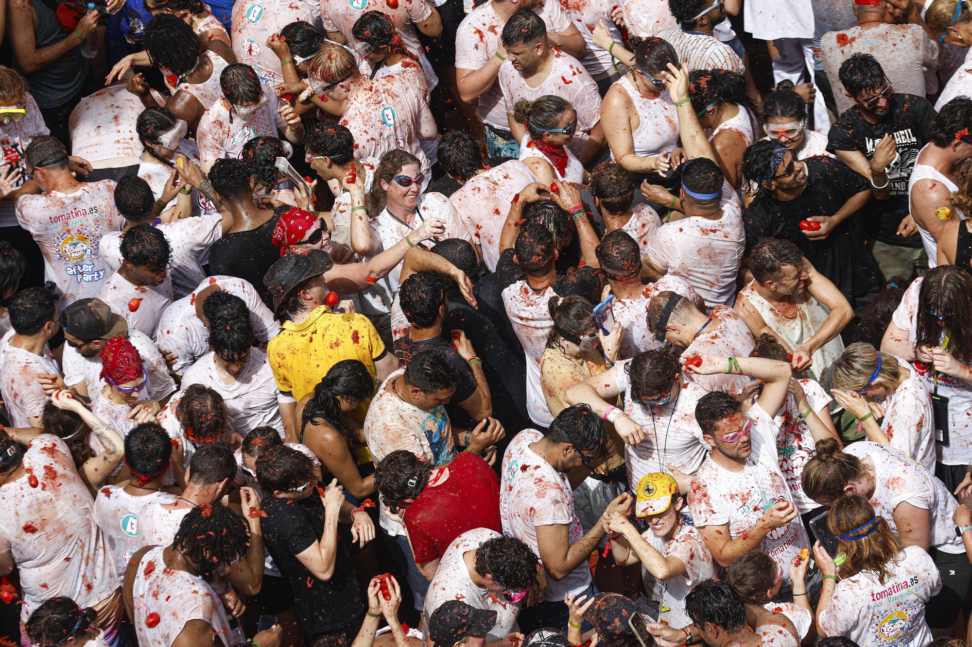 La Tomatina vuelve a teñir de rojo las calles de Buñol