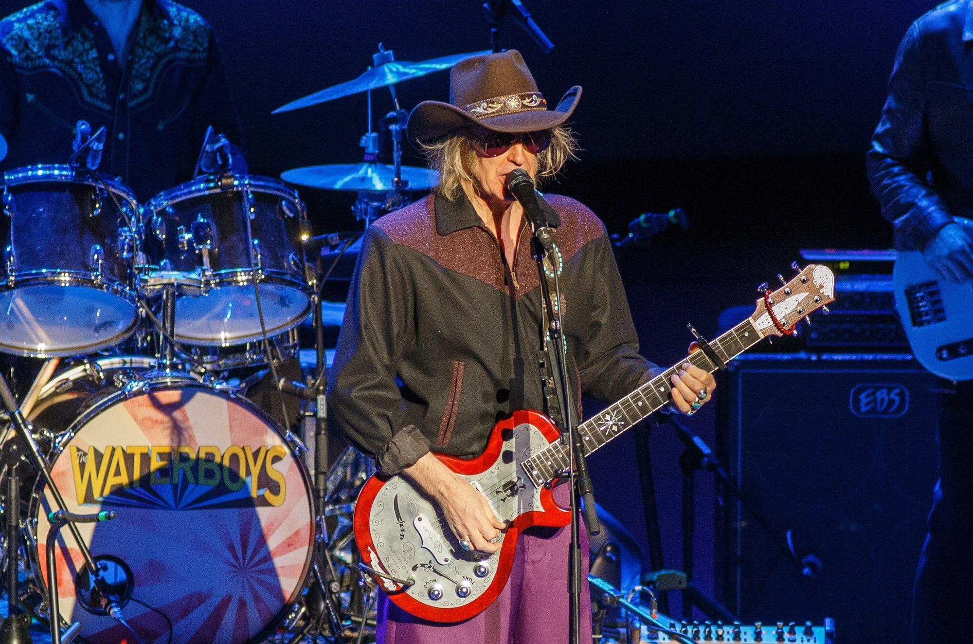 FOTOS | Vida, muerte y The Waterboys en el Baluarte