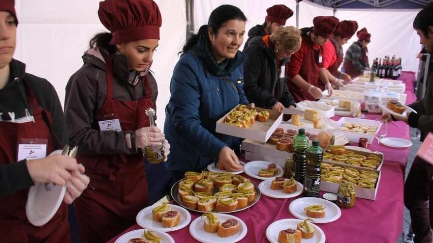 La Escuela Taller se encargó de repartir los pinchos con productos de Tierra Estella, cuya feria se instaló en la estación.