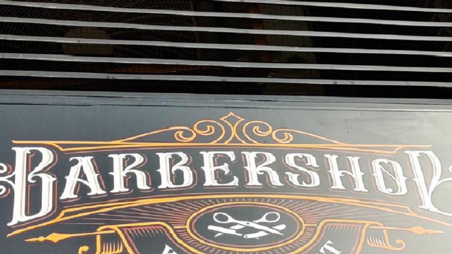 Encarga un rótulo para su peluquería y lo coloca sin darse cuenta de esta tremenda pifia